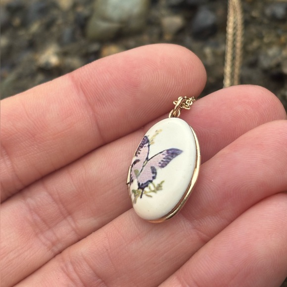 Vintage Porcelain Butterfly Locket Necklace • Gold Tone Oval Keepsake Pendant - Picture 9 of 11